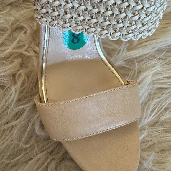 Jessica Simpson cream with gold detail and crochet arch wedges- Size 8 - Picture 3 of 6